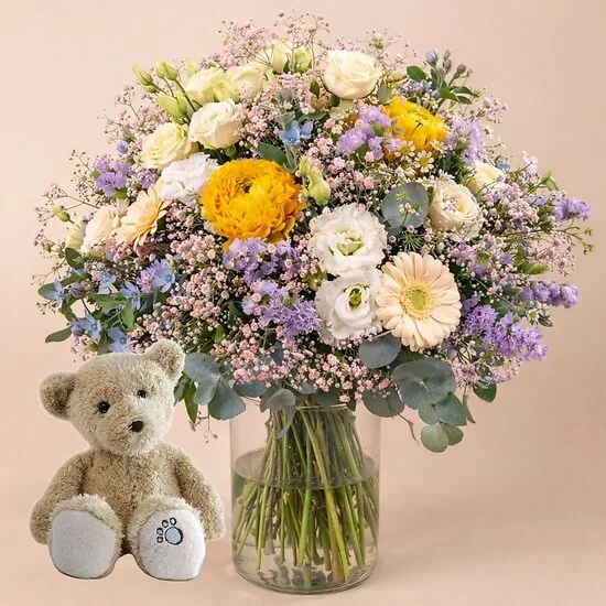 Petit cœur: round pastel bouquet in a glass vase with a beige teddy bear