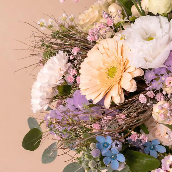 Peach gerbera, white lisianthus and soft blue flowers in the Petit cœur bouquet