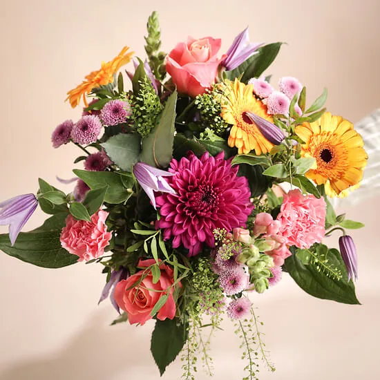 Top view of the Poésie de saison bouquet with a fuchsia dahlia chrysanthemum, roses and carnations